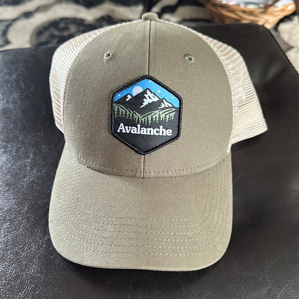 Avalanche snap back mesh hat